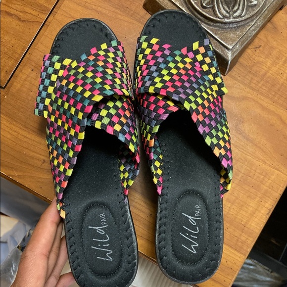 Cute 90’s style walking shoes - Picture 2 of 3